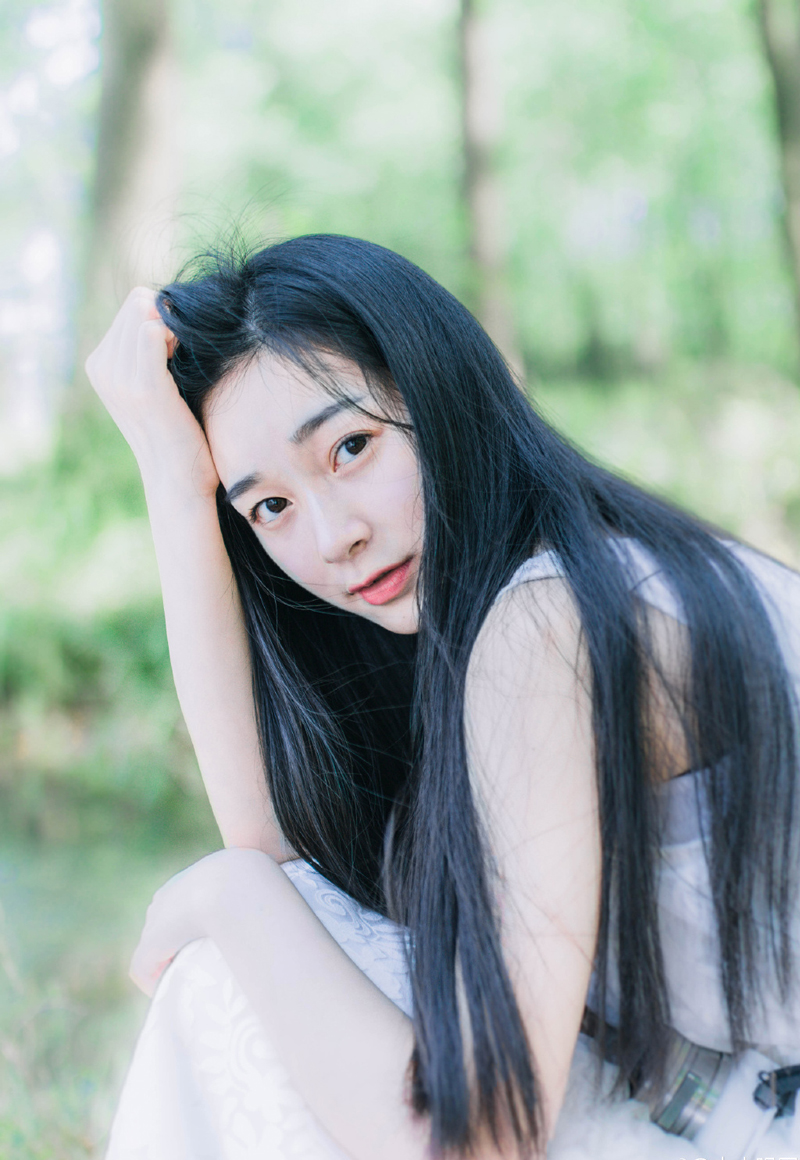 或许，我们终究会有那么一天：牵着别人的手，遗忘曾经的他。——三毛《雨季不再来》